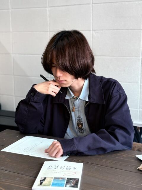 詩作中の後藤さん