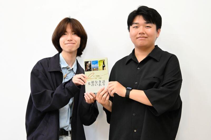 冊子を手に持つ後藤さん（左）と下野さん（右）
